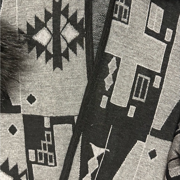 Beautiful Aztec Wrap with Faux Fur - Picture 12 of 16